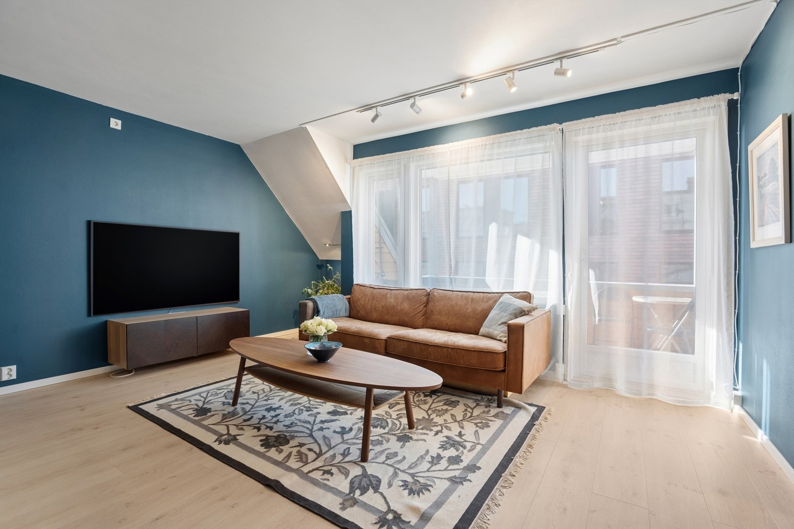 Stuen har god plass til en komfortabel sofagruppe. Galleribilde