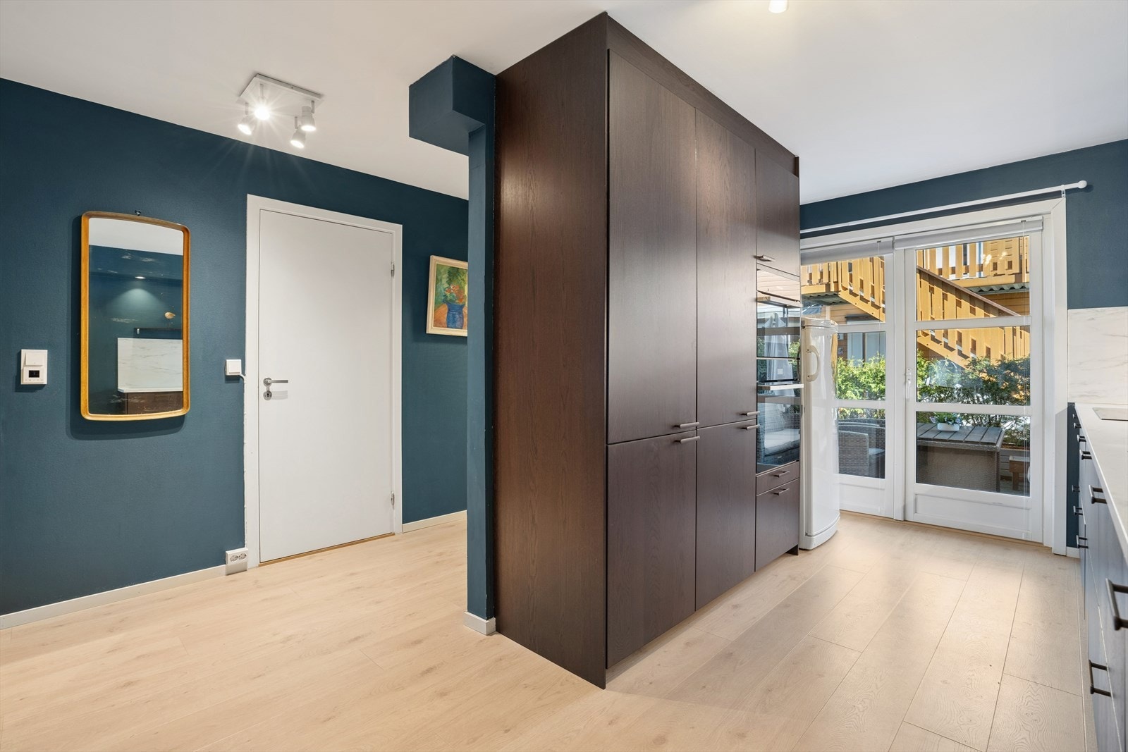 Innvendig fremstår leiligheten som lys og innbydende og har store vindusposter, delikate farge- og materialvalg og tidløs utførelse. Galleribilde