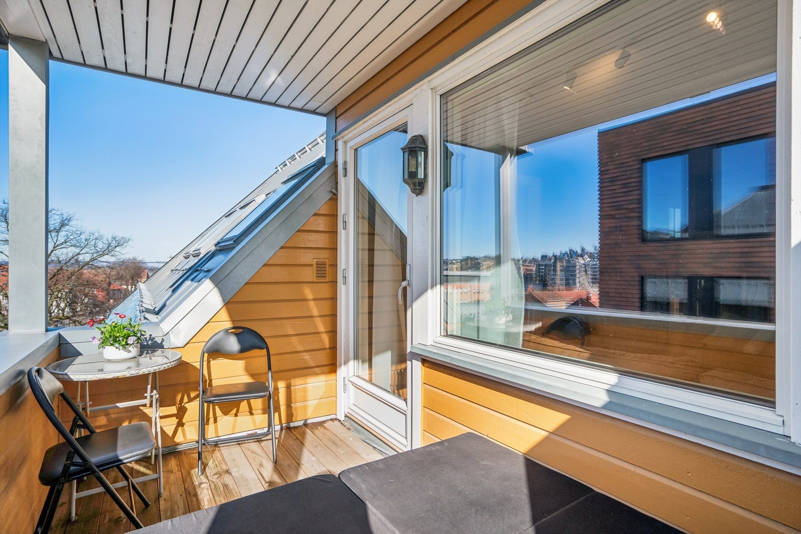 Balkongen vender sydvest og har gode solforhold. Den er overbygd, noe som gir ly og gjør balkongen anvendelig store deler av året. Galleribilde