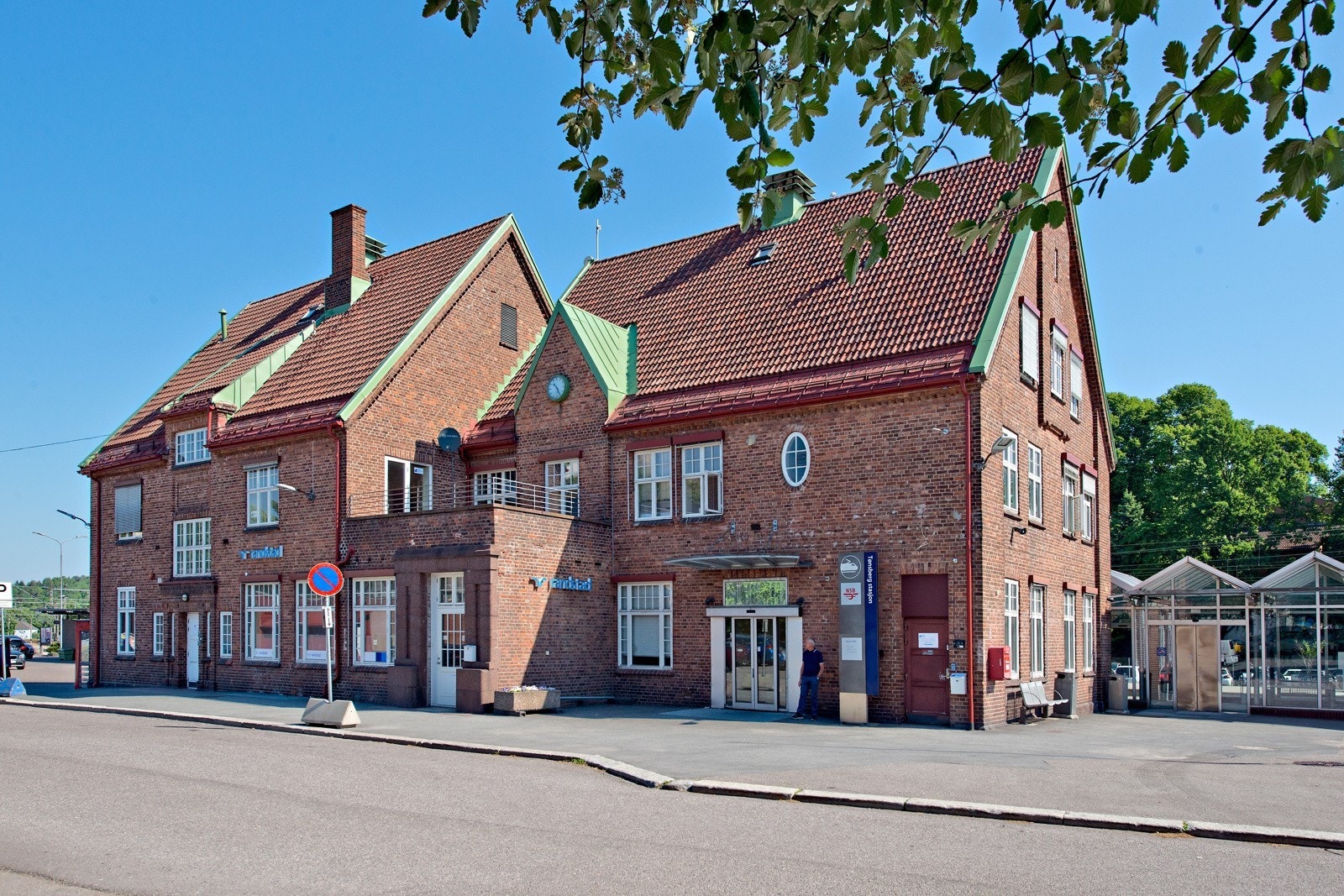 Leiligheten har kort gange til tog- og busstasjon, og det er flere bussholdeplasser i nærområdet. Galleribilde