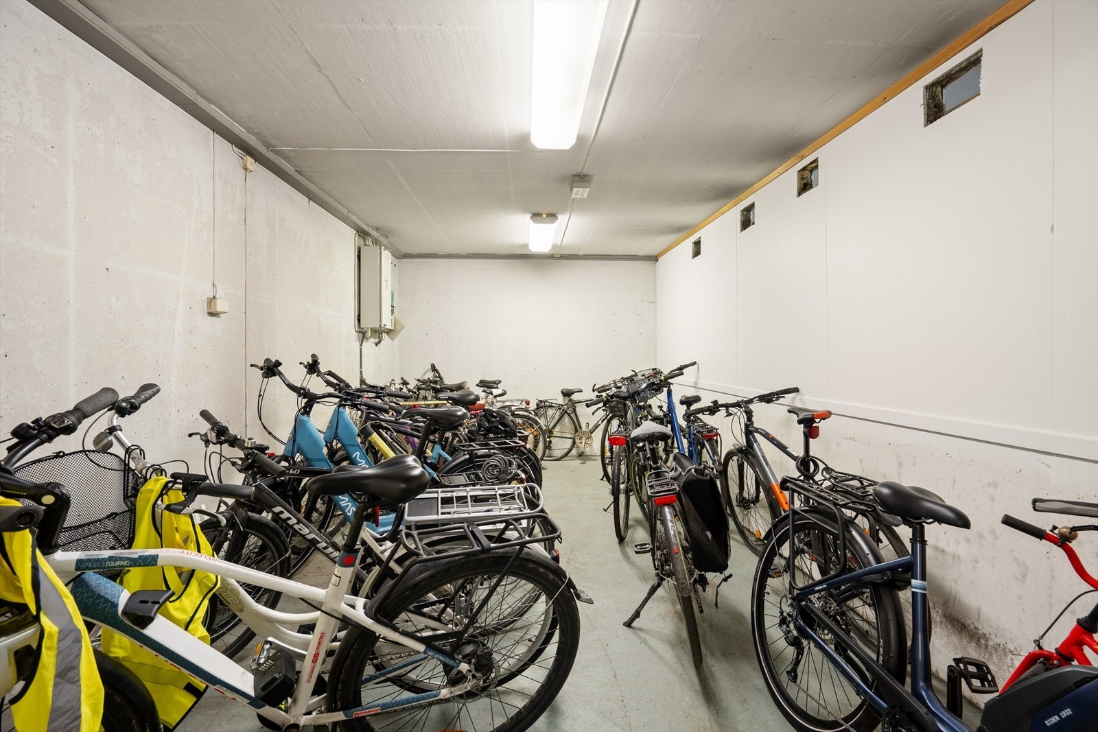 Praktisk felles sykkelbod med god plass til oppbevaring av sykler. Galleribilde