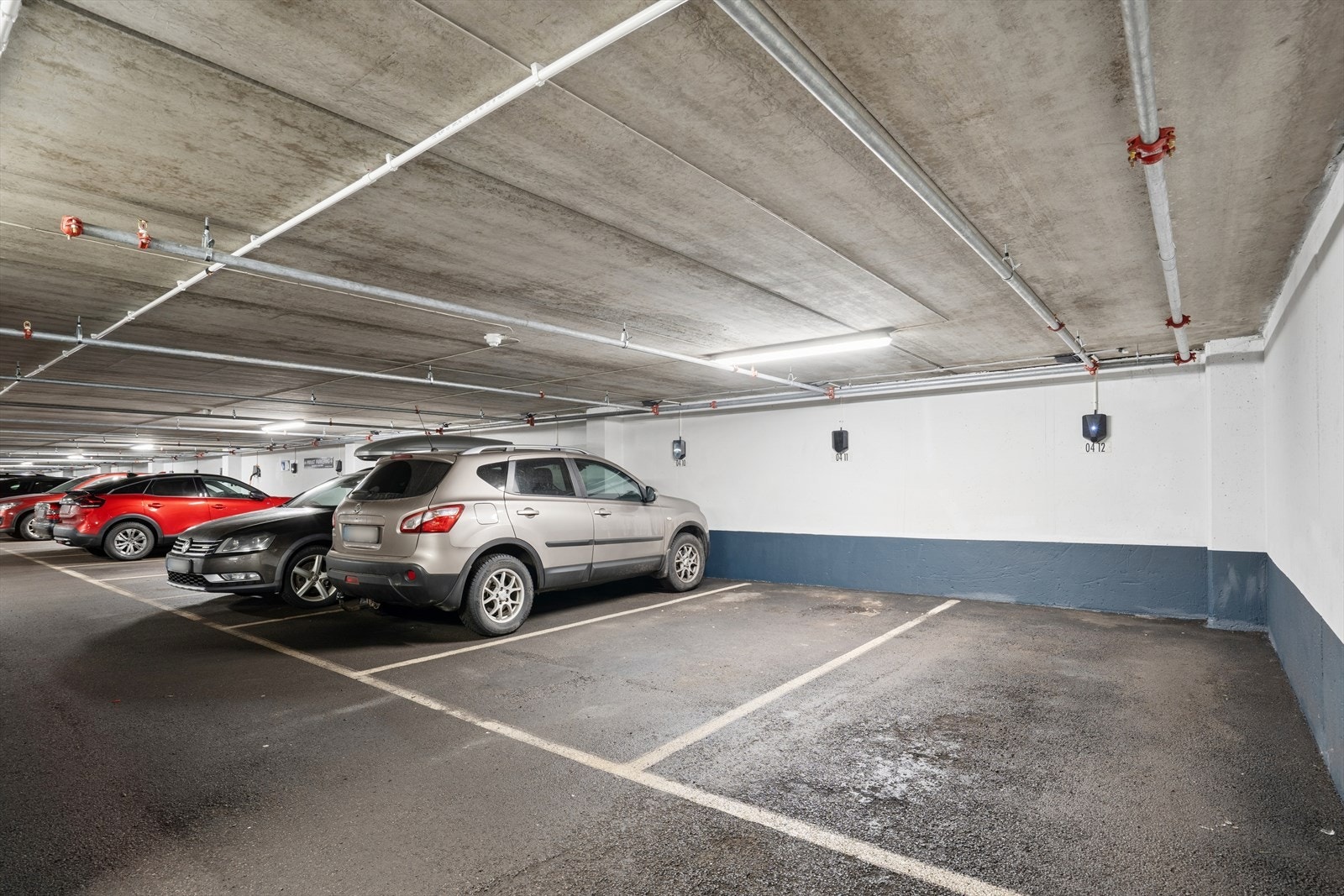 Det medfølger en fast parkeringsplass i felles garasjeanlegg. Det er klargjort for elbillader. Galleribilde