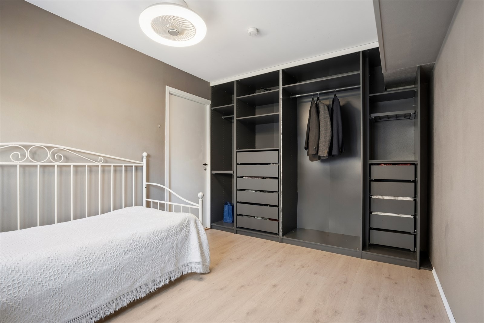 Soverom to har god plass til oppbevaring i garderobeskap. Galleribilde
