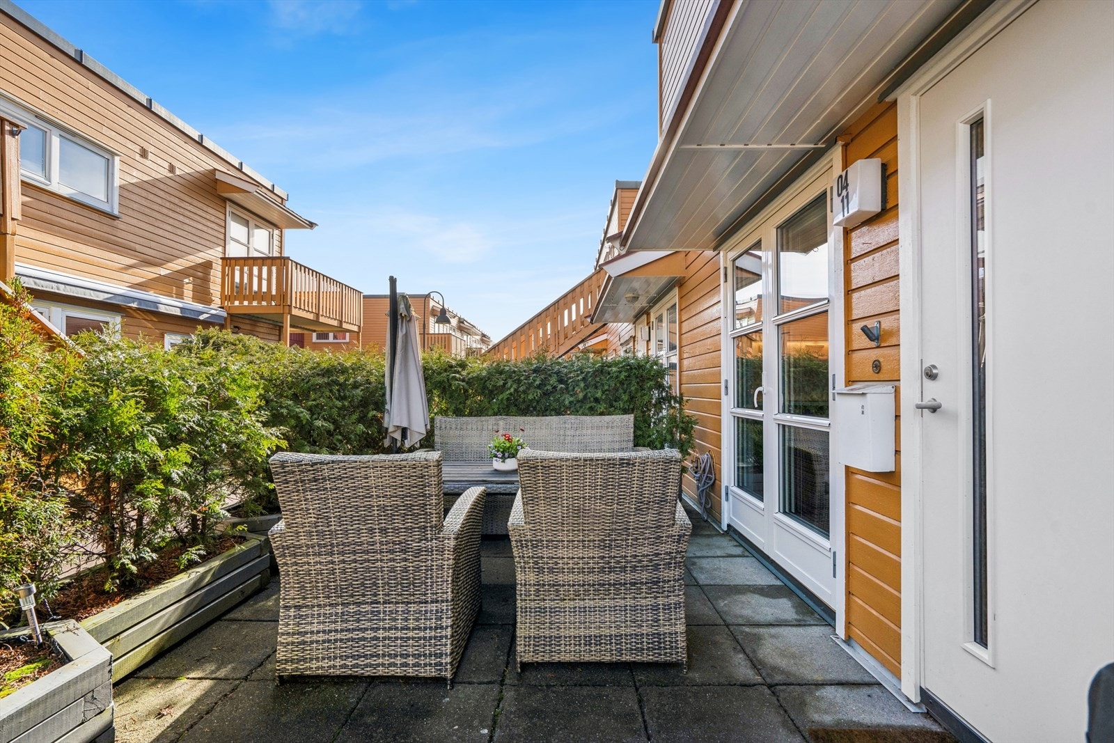 Dette er en gjennomgående og moderne terrasseleilighet i 4. etasje med heis, beliggende i et skjermet og attraktivt borettslag midt i Tønsberg sentrum. Galleribilde