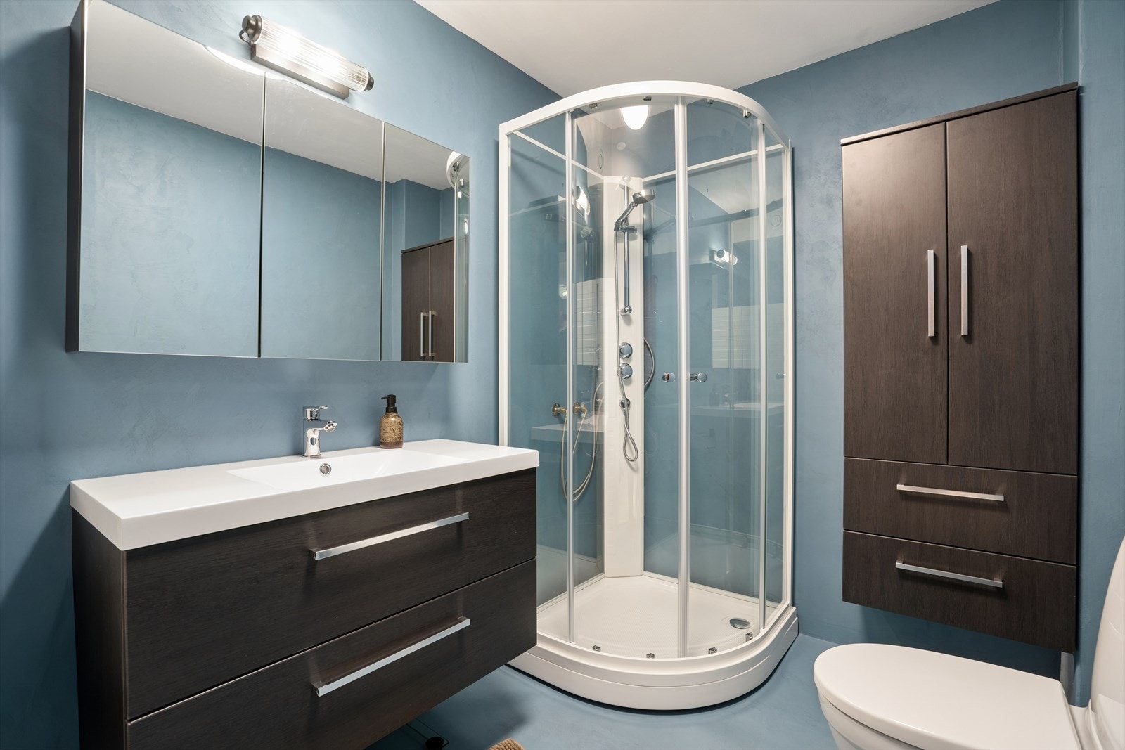 Badet er oppgradert med moderne microsement på gulv og vegger, samt elektriske varmekabler i gulvet. Galleribilde