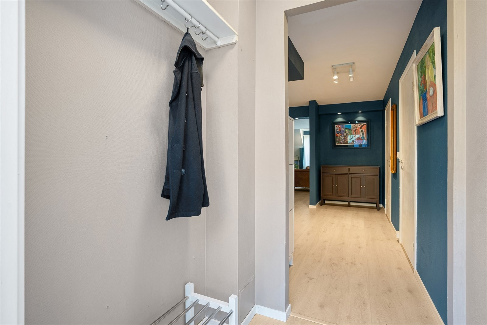 Entréen gir et godt førsteinntrykk og har naturlig plass til å henge fra seg yttertøy og sko. Galleribilde