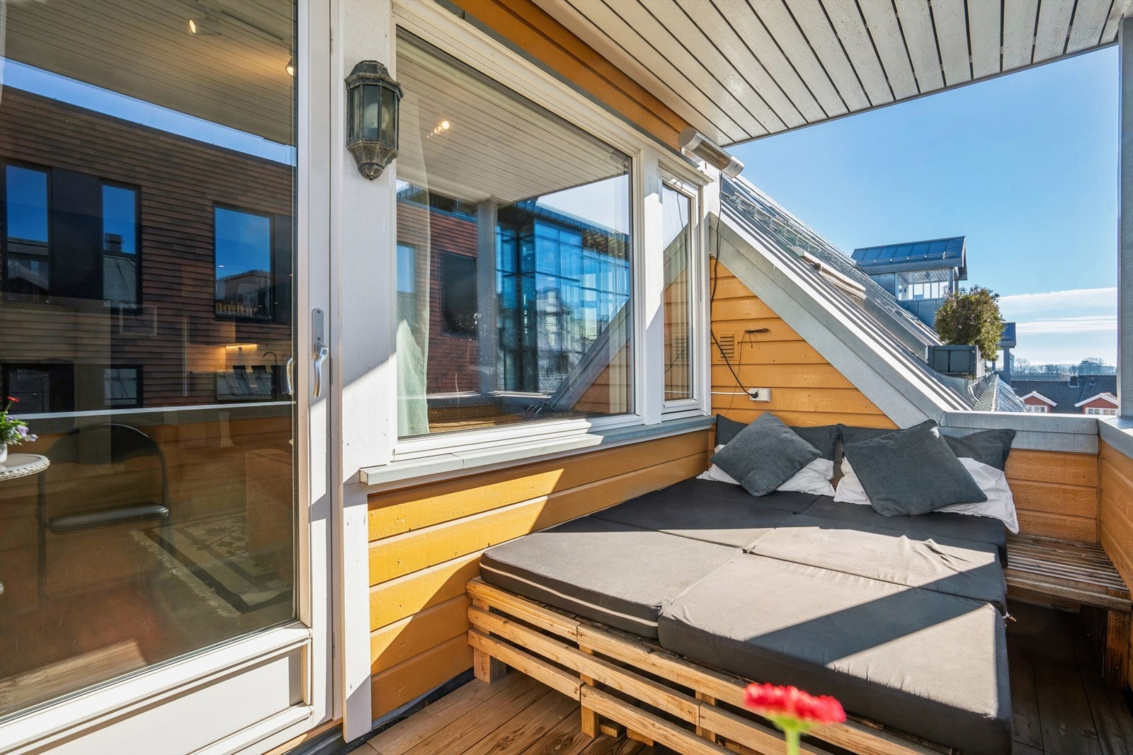 Balkongen er på ca. 6 kvm og har plass til en sittegruppe/loungemøbler. Galleribilde