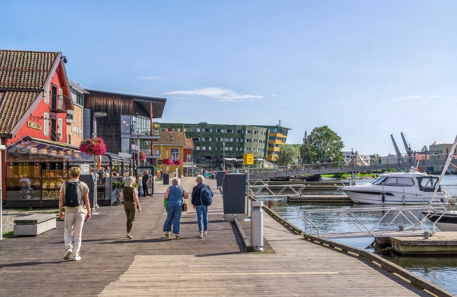 På "Brygga" det sommerstid yrende folkeliv, kultur, by- og restaurantliv. Galleribilde