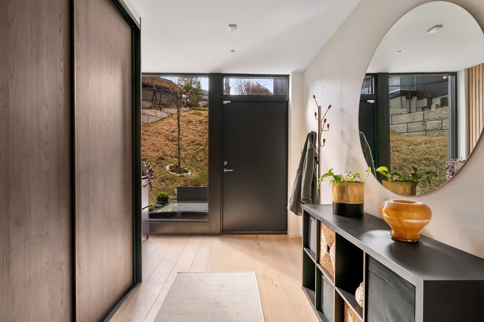 Velkommen inn! Lys og innbydende entré med god plass til å ta imot gjester - stor skyvedørsgarderobe gir rikelig oppbevaring. Galleribilde