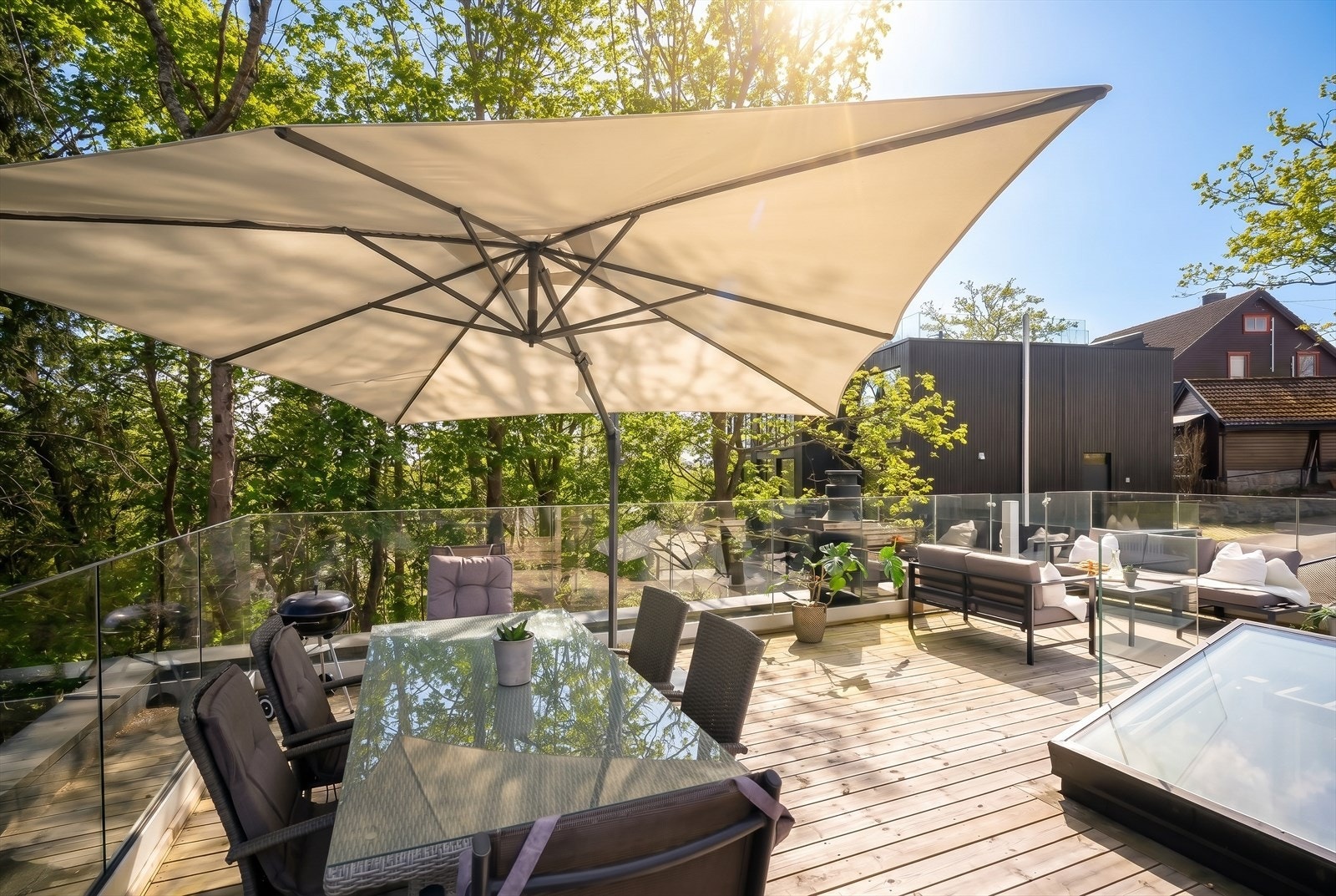 Takterrassen er på hele 48 m² med fantastiske solforhold og flott utsikt. Galleribilde