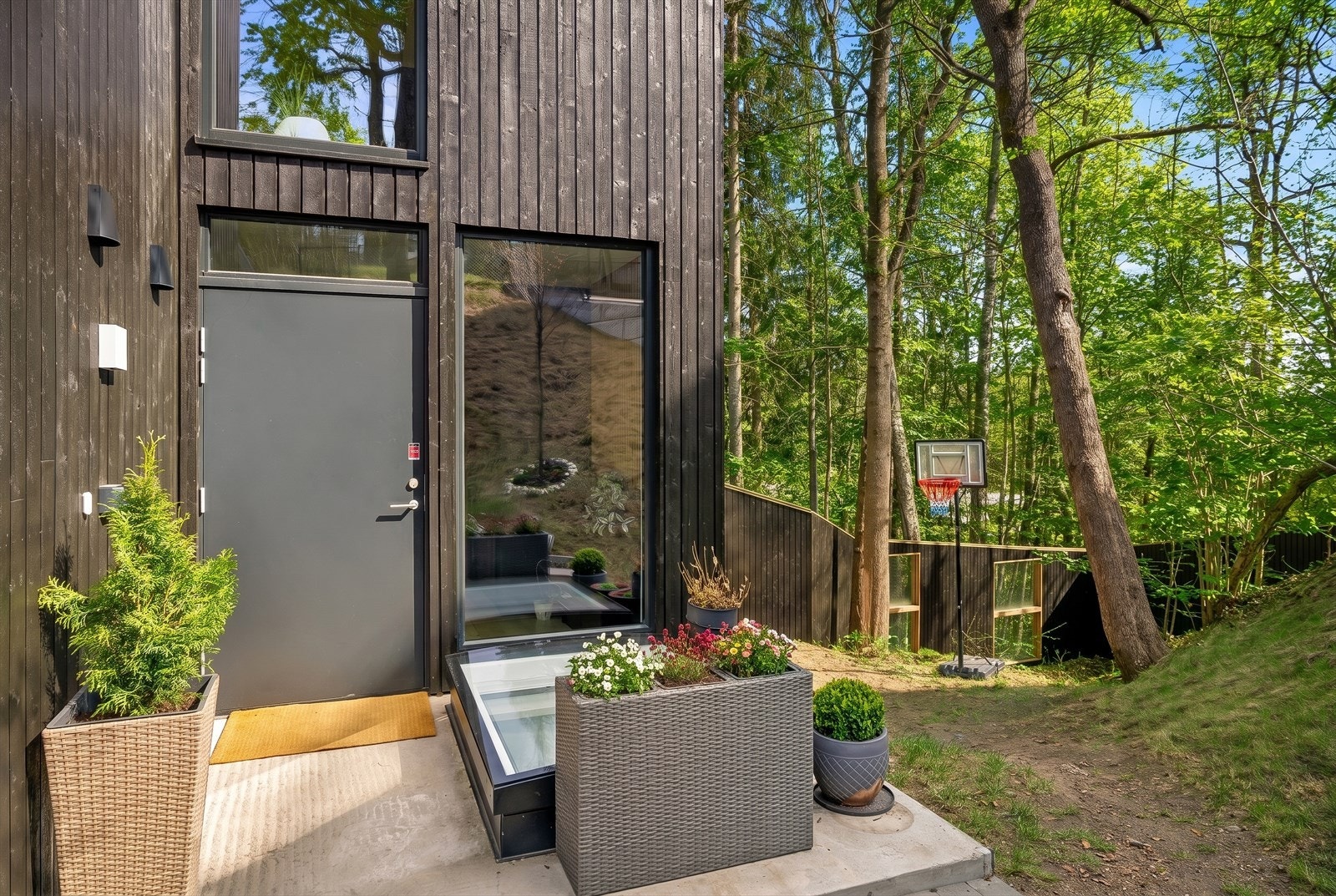 I Vestre Aker bor du fredelig til, men samtidig med kort vei til alt byen har å by på - Slyngveien 25A kombinerer komfort, standard og beliggenhet. Galleribilde