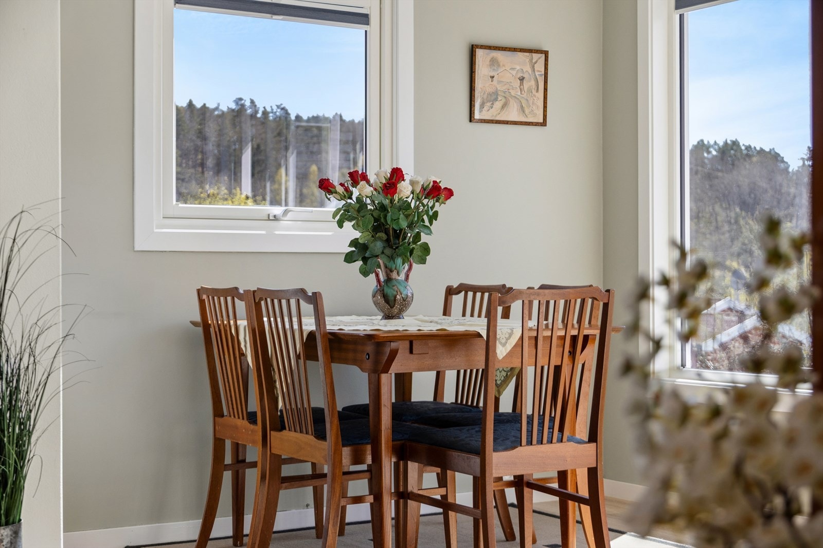 Stuen har god plass til en egen spisedel. De fleste vinduene er av nyere dato med 2-lags glass. Galleribilde