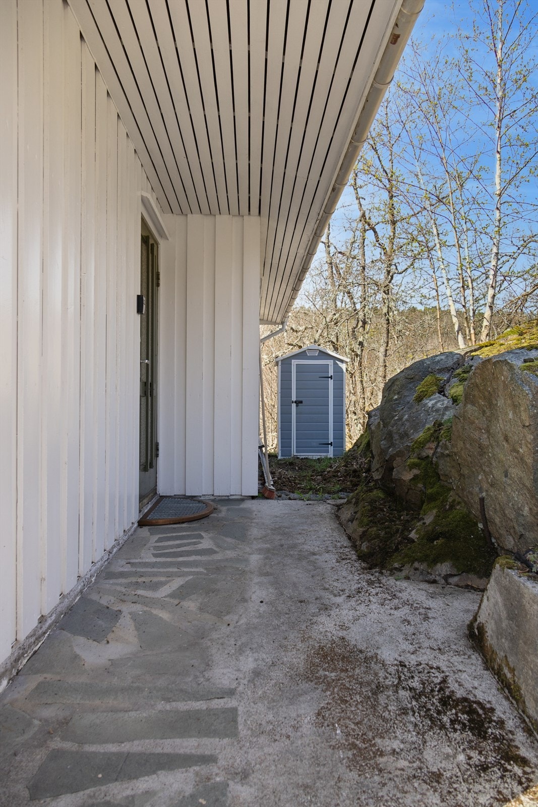 En praktisk, frittstående bod for ekstra lagringsplass medfølger eiendommen. Galleribilde