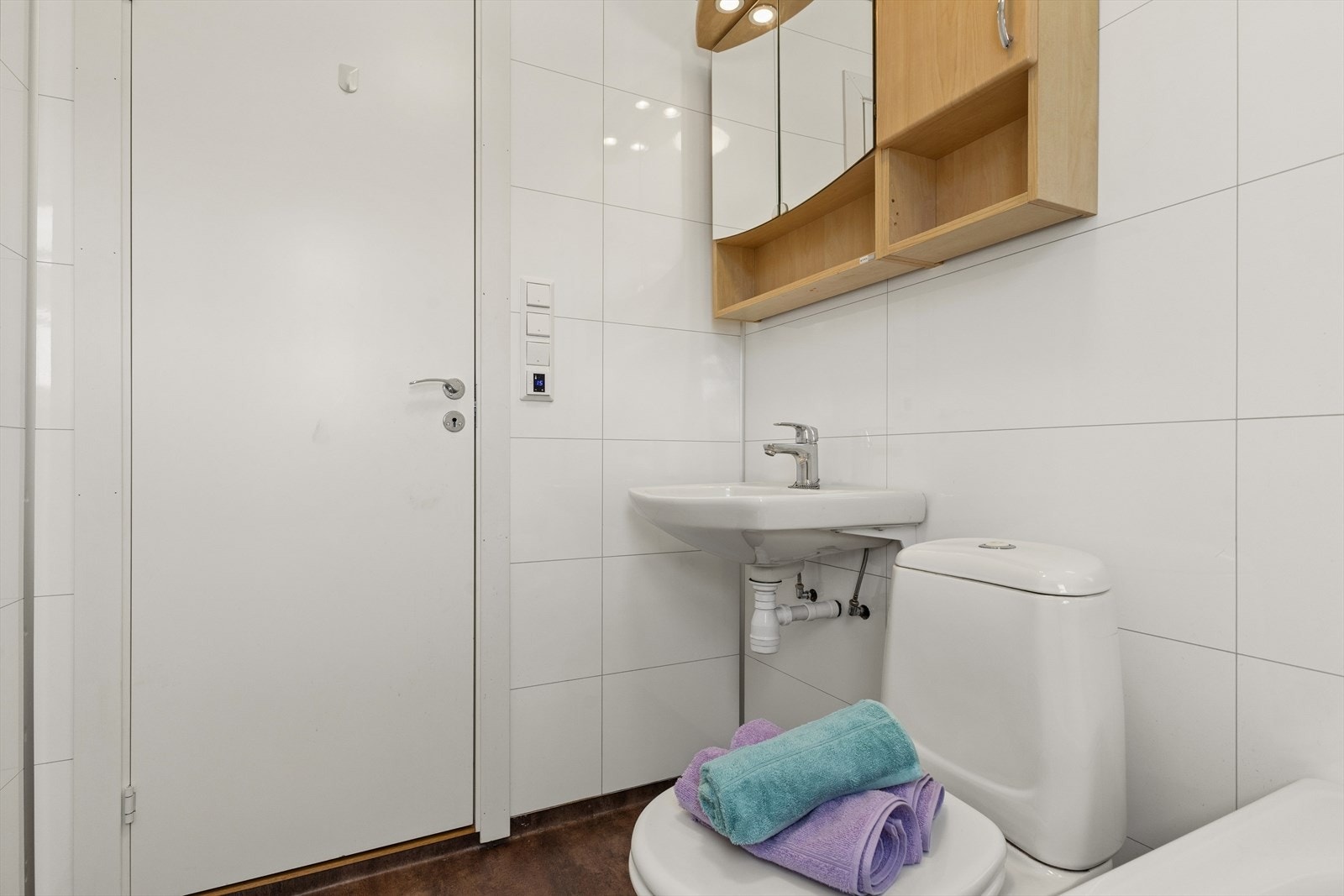 Badet ble oppgradert i 2021 med våtromsplater på veggene og elektrisk gulvvarme. Galleribilde