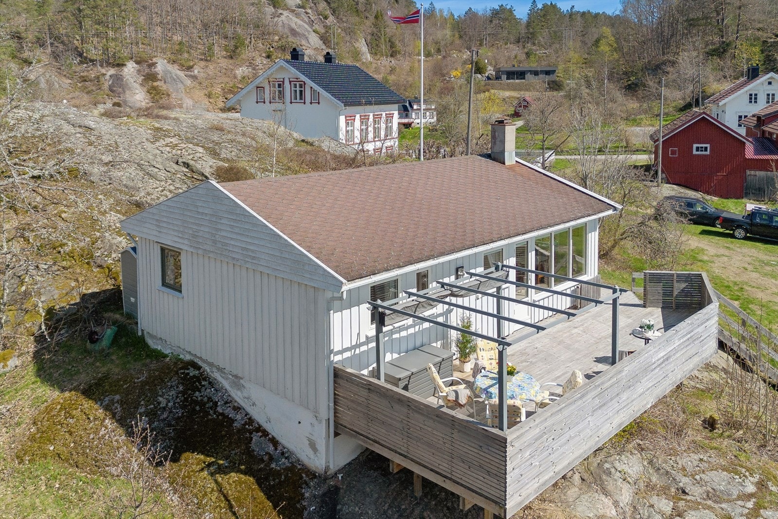 Fritidsboligen er betydelig påkostet rundt 2021, med blant annet ny, sydvendt terrasse, oppgradert fasade og nye vinduer. Galleribilde