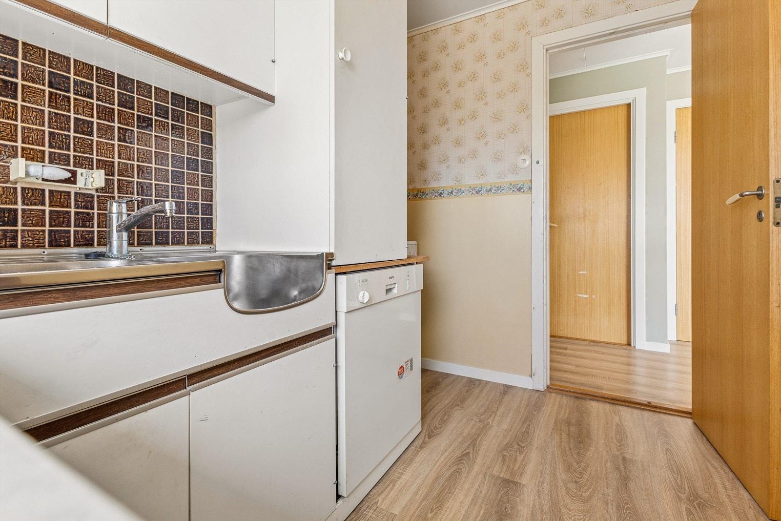 Kjøkkenet er funksjonelt med over- og underskap. En nyere benkebereder er plassert i underskapet. Galleribilde