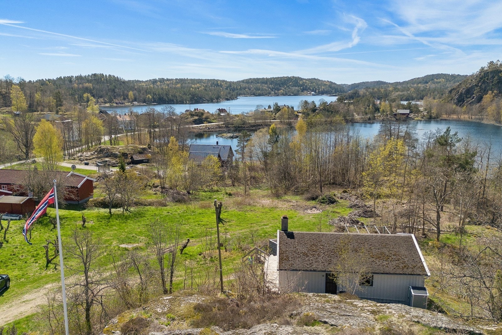 Eiendommen ligger høyt og fritt i et skrånende terreng, fundamentert på fjellgrunn. Galleribilde