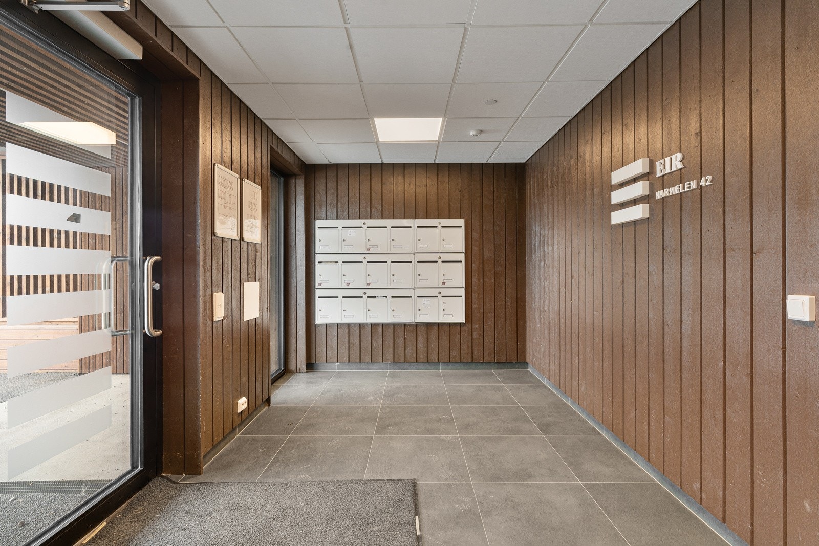 Leiligheten disponerer en sportsbod på samme plan som parkeringsplassen. Flotte flislagte fellesområder med høy kvalitet på materialvalg. Galleribilde