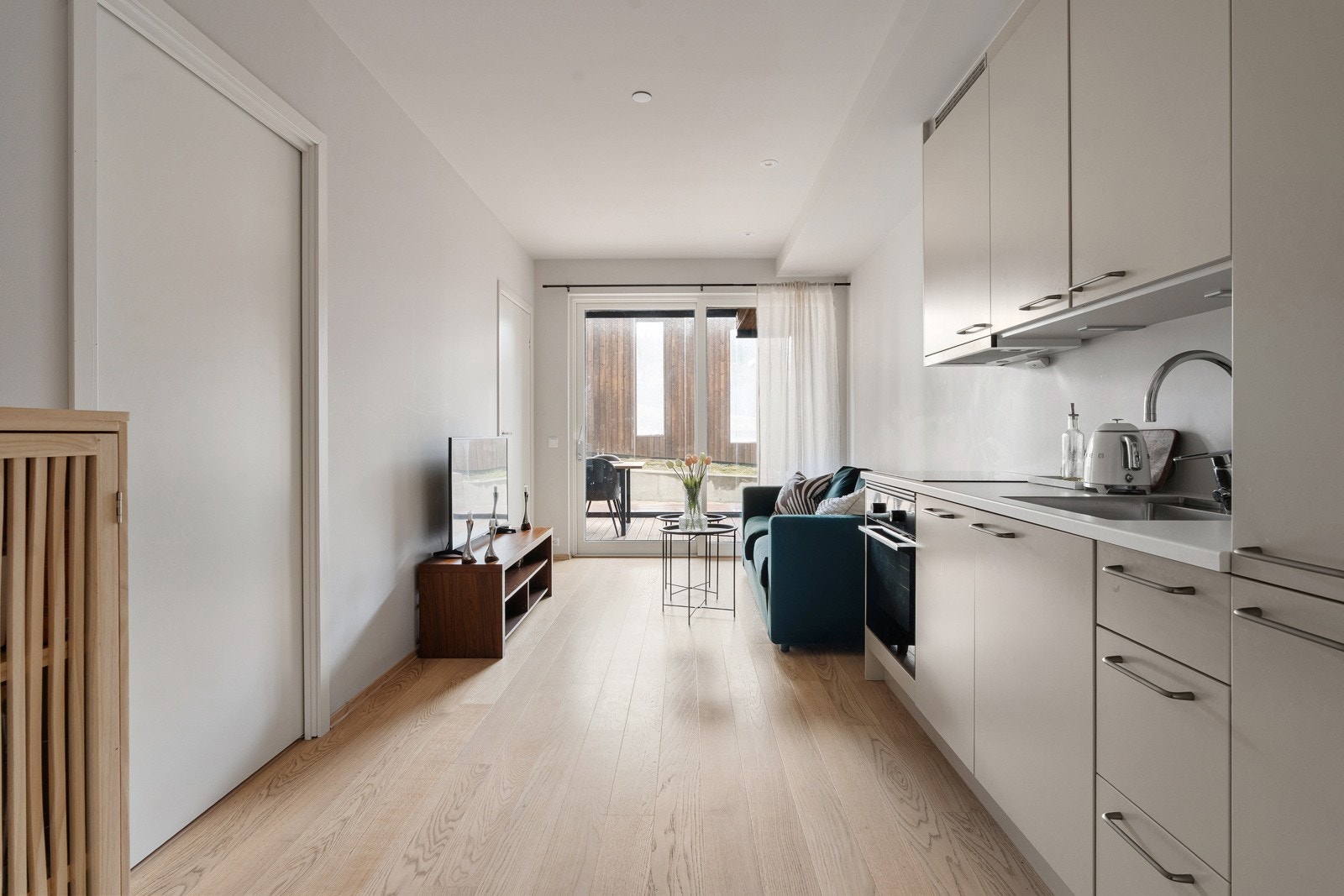 Moderne og åpen planløsning med naturlige soner for møblering av de sosiale sonene. Galleribilde