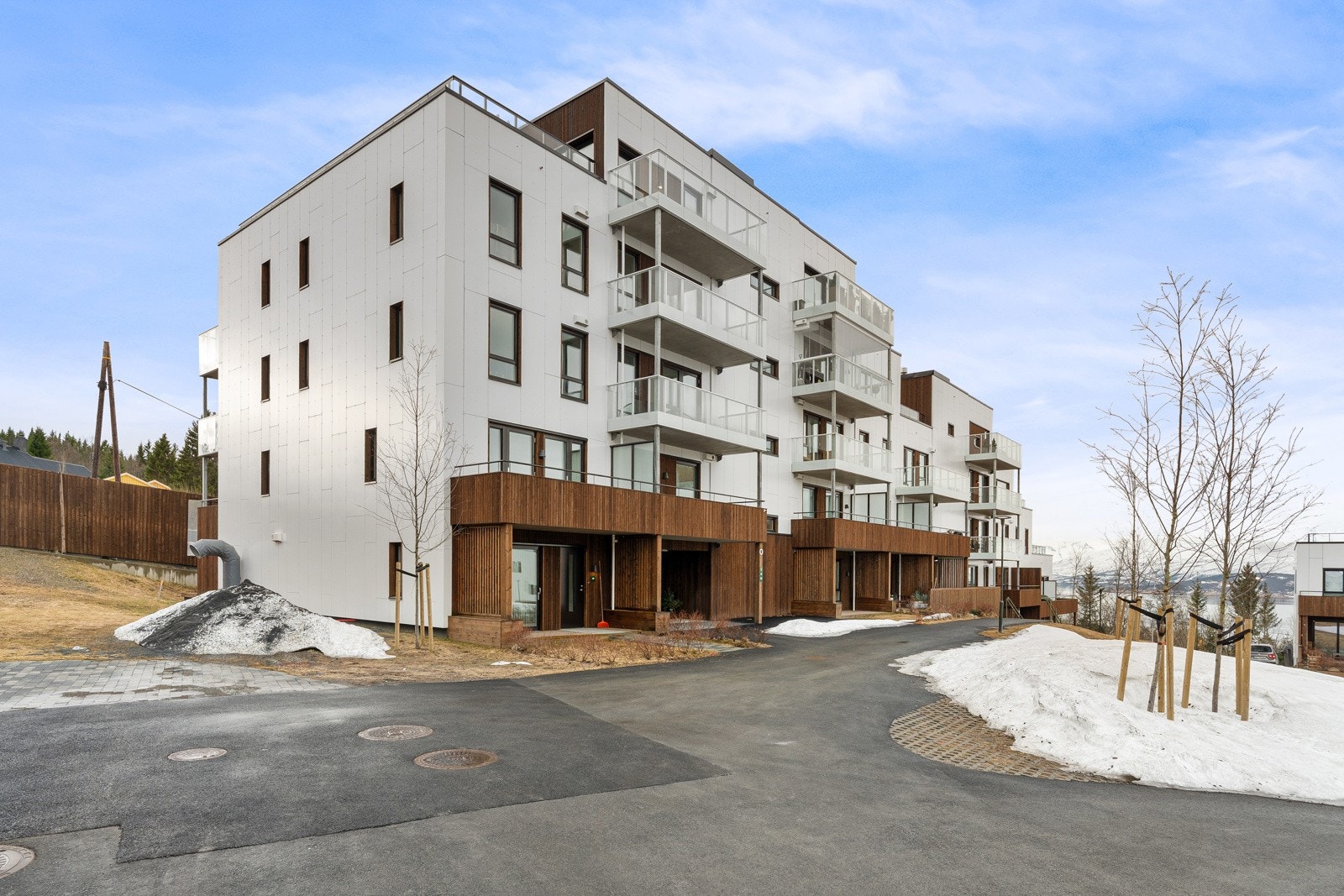 Leiligheten ligger i 1.etasje med innglasset balkong. Galleribilde