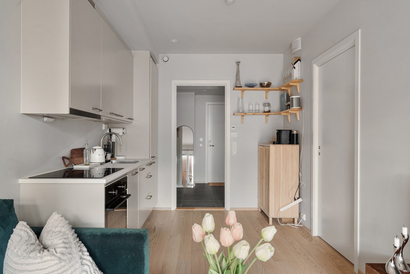 Kjøkkenet er lyst og framstår moderne. Integrerte hvitevarer som stekeovn, platetopp, oppvaskmaskin, samt kombiskap med kjøl og frys. Galleribilde