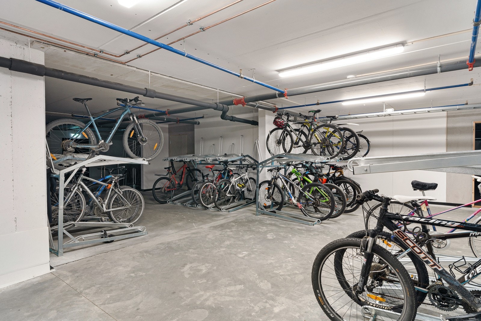 Felles sykkelparkering. Galleribilde