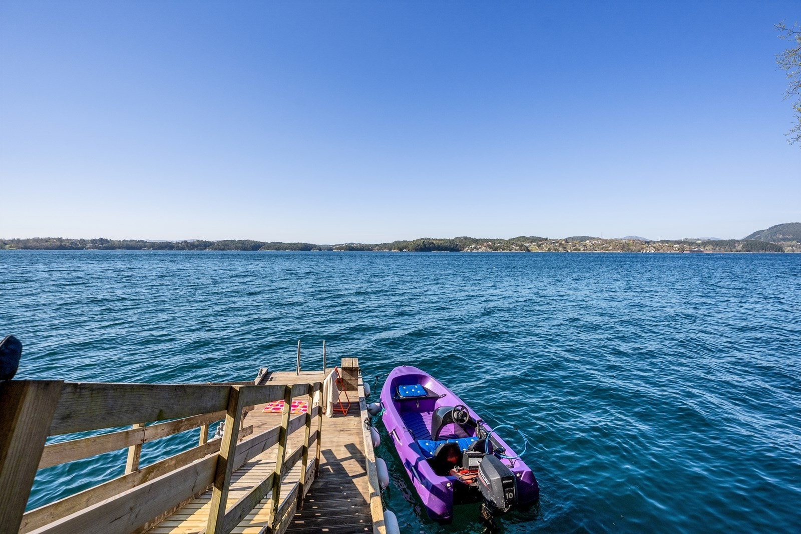 Et liv tett på fjorden - med morgenbad fra egen brygge, båtliv, fisketurer og lange sommerdager der solen glitrer over vannet. Galleribilde