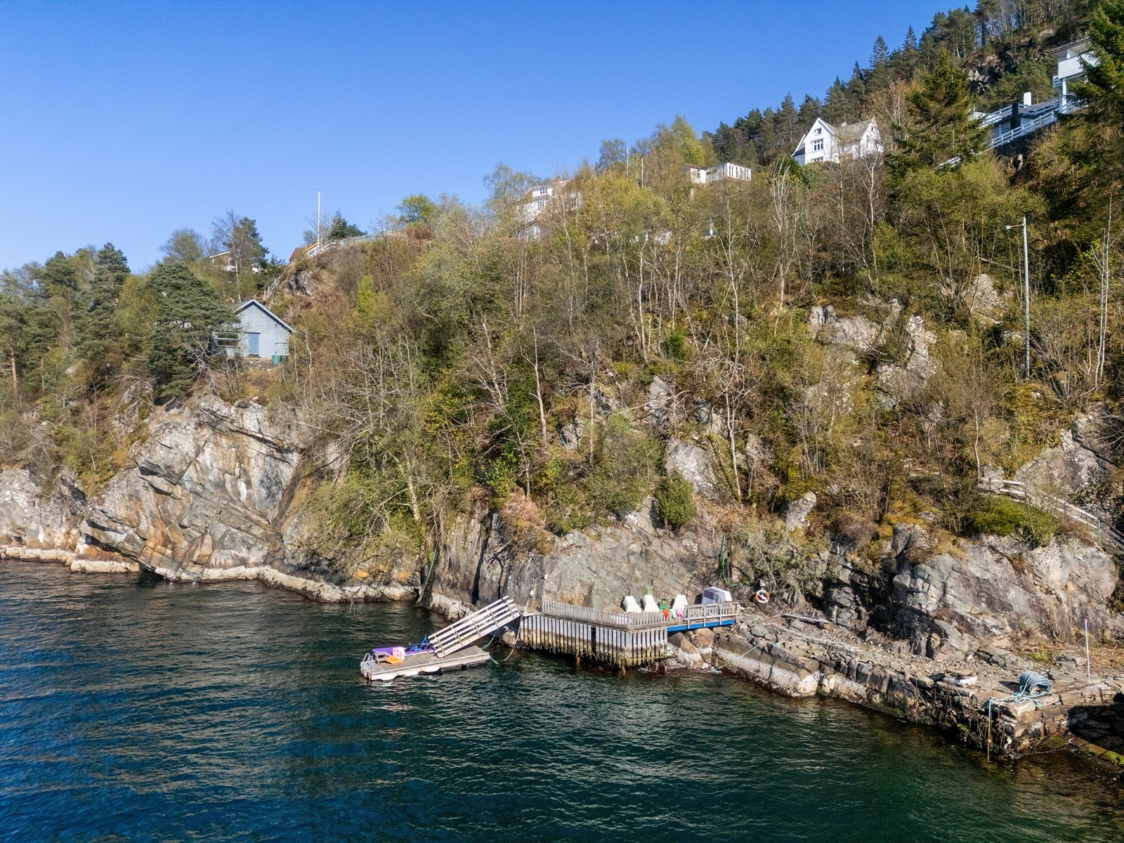 Fra hagen er det sti ned til bryggeområdet, hvor man kan nyte det maritime livet med tinglyst rett til båtfeste. Galleribilde
