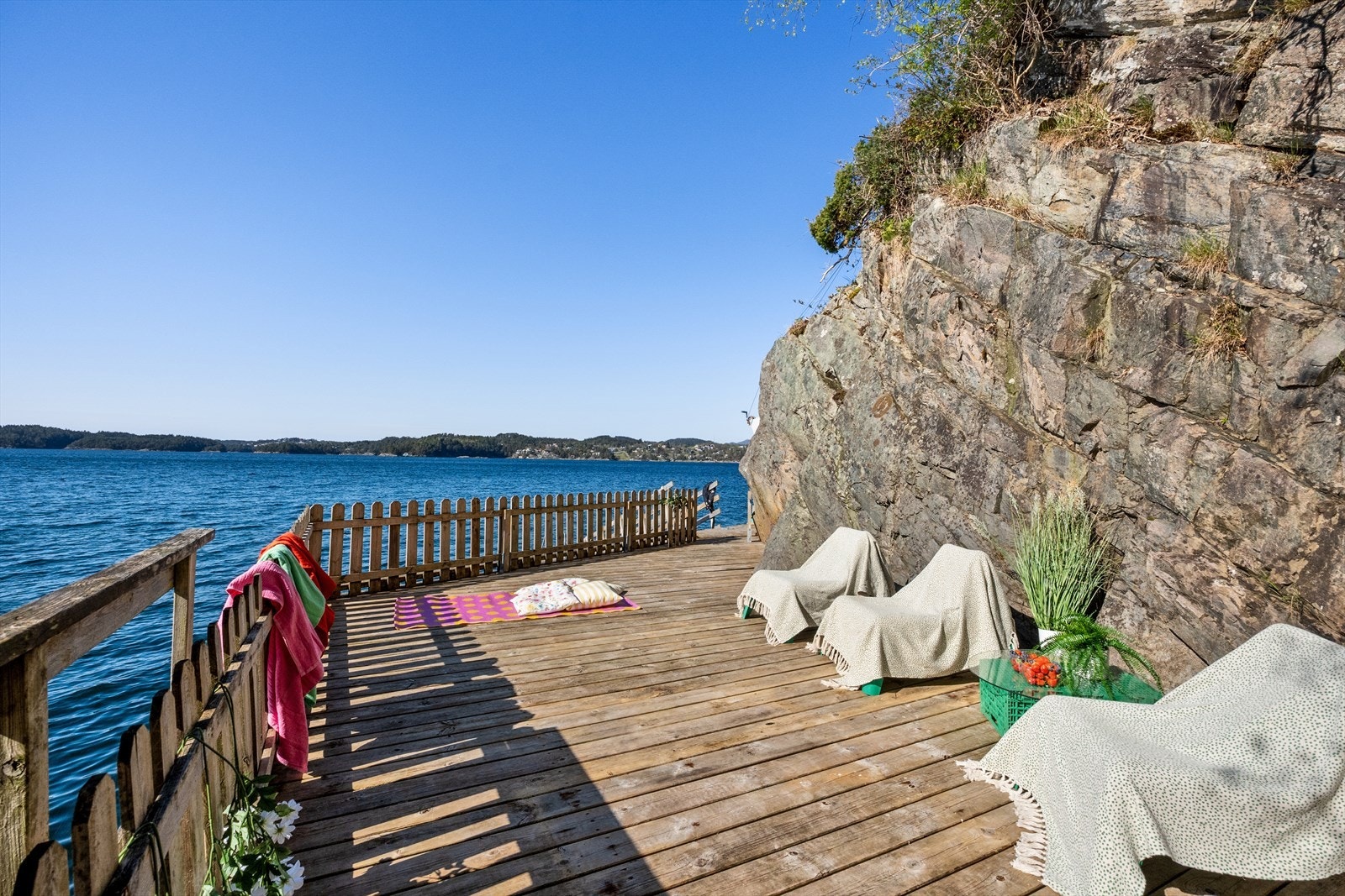 Egen brygge og badeplass gir perfekte rammer for morgenbad, båtliv og lange sommerdager ved sjøen. Galleribilde