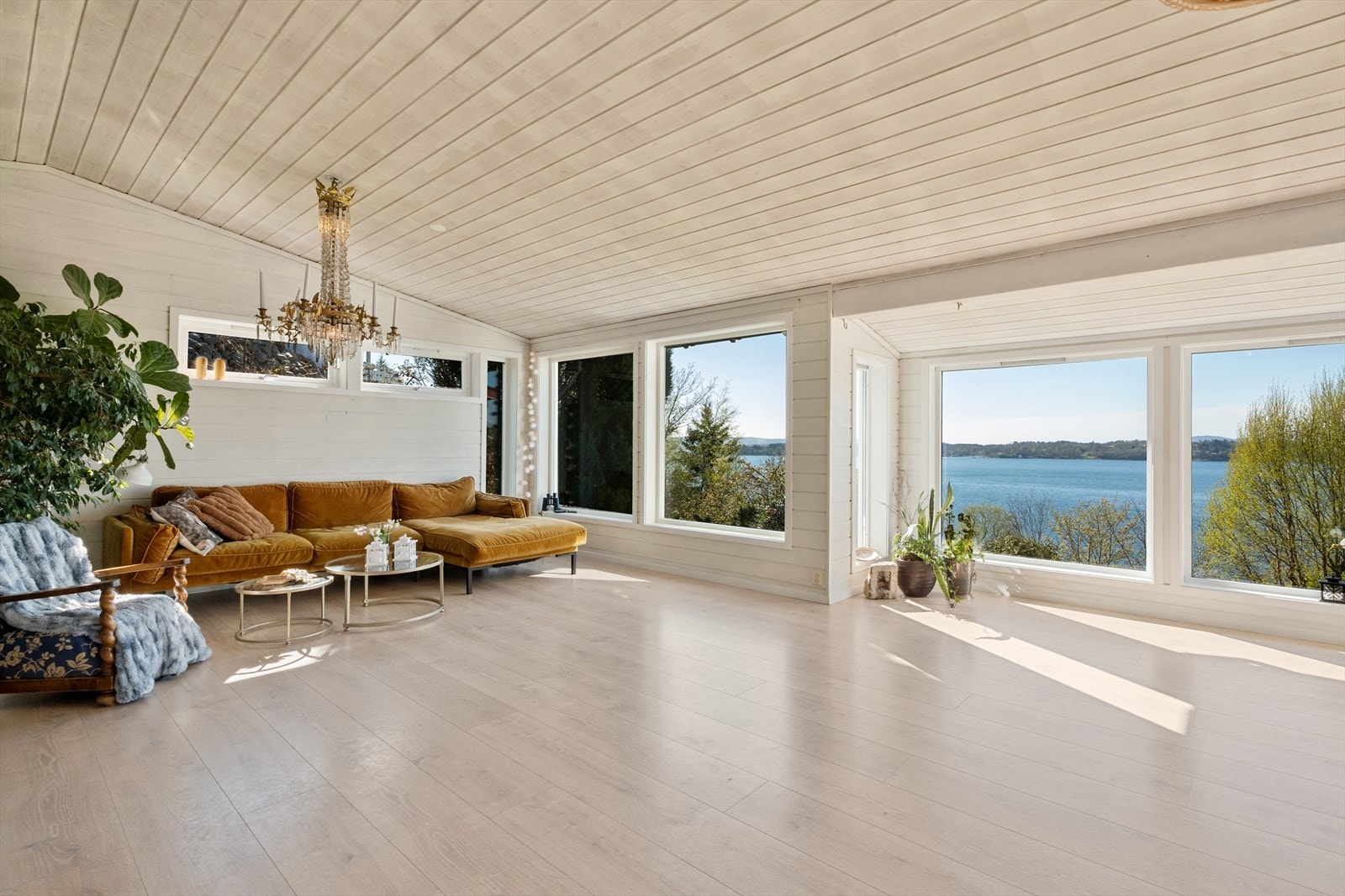 Stuen har pent laminatgulv, lysmalte panelvegger og skråtak som gir rommet en ekstra god romfølelse. Galleribilde