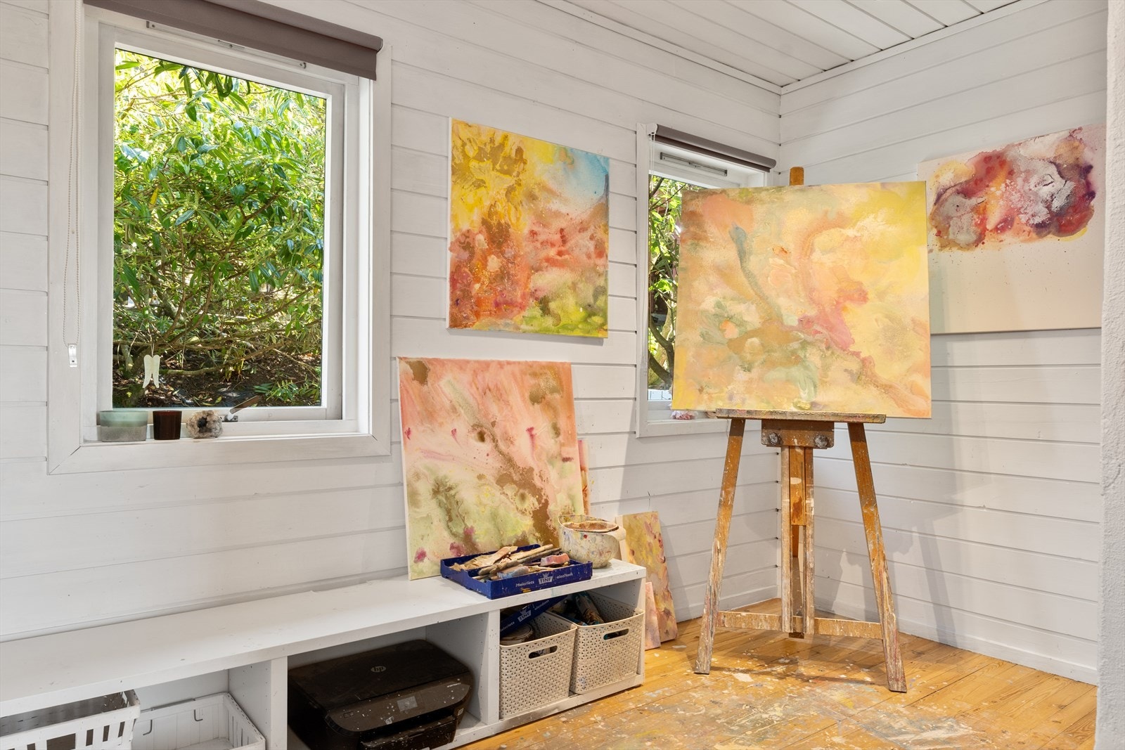 Et fleksibelt rom med mange muligheter ideelt som atelier, hjemmekontor eller et fredfullt gjesterom. Galleribilde