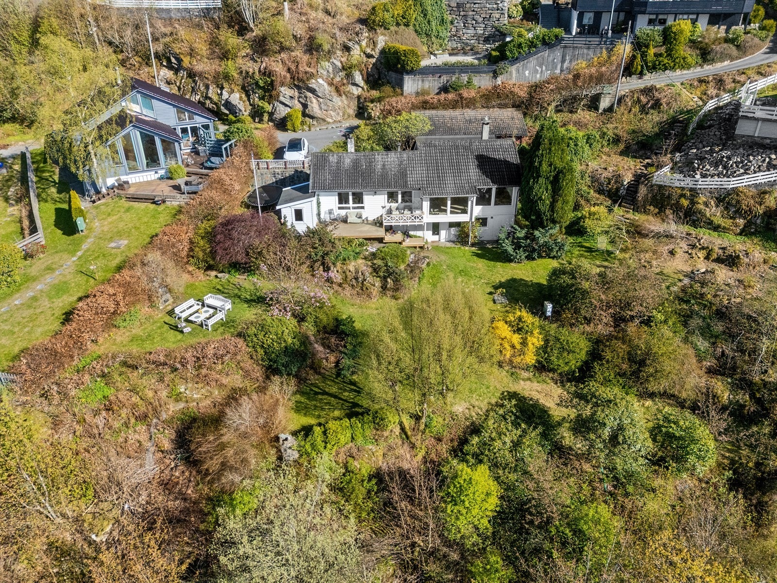 Tomten måler hele 1 406,7 m² og byr på en idyllisk beliggenhet ved sjøen. Galleribilde