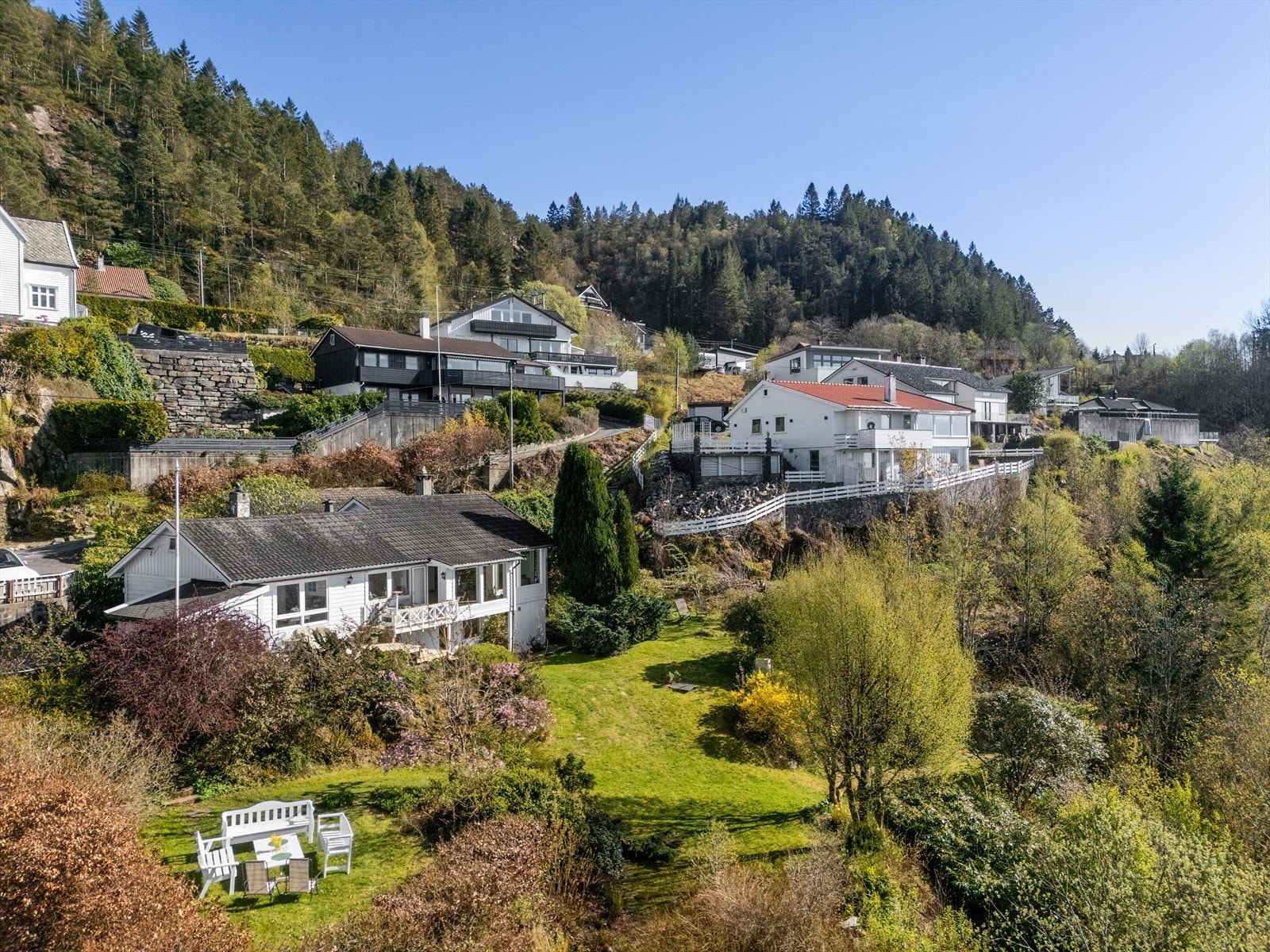 En idyllisk eiendom hvor hagen inviterer til ro, lange sommerdager og nærhet til naturen med fjorden like ved. Galleribilde