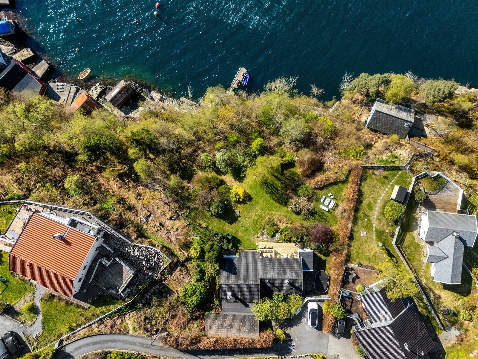 Eiendommen har en helt unik beliggenhet med strandlinje til Fanafjorden. Fra eiendommen er det sti ned til bryggeområdet hvor man har gode muligheter for båtliv. Galleribilde