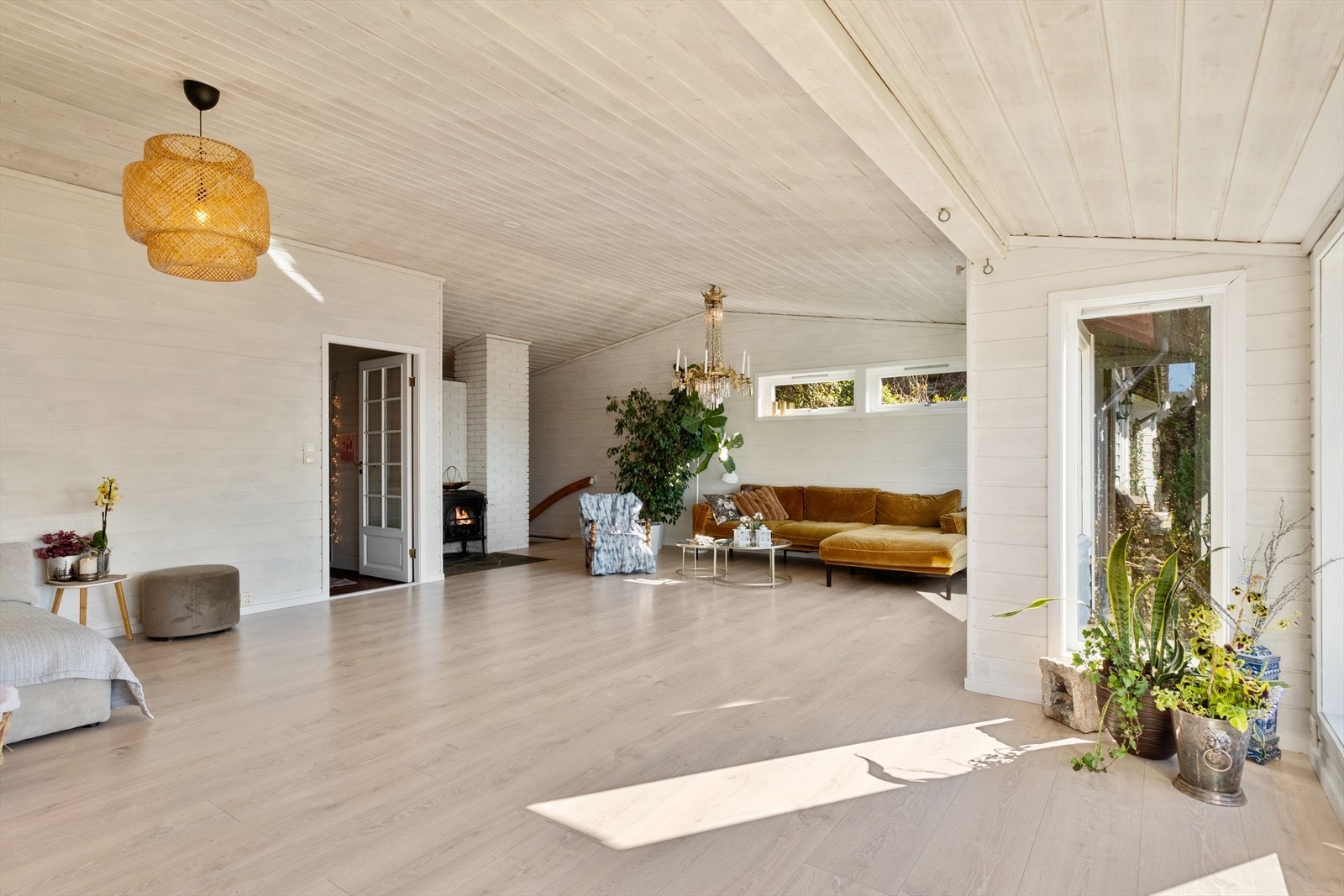 Stuen byr på god plass til stor sofagruppe og ønsket møblement, mens vedovnen skaper en lun og hyggelig stemning. Galleribilde