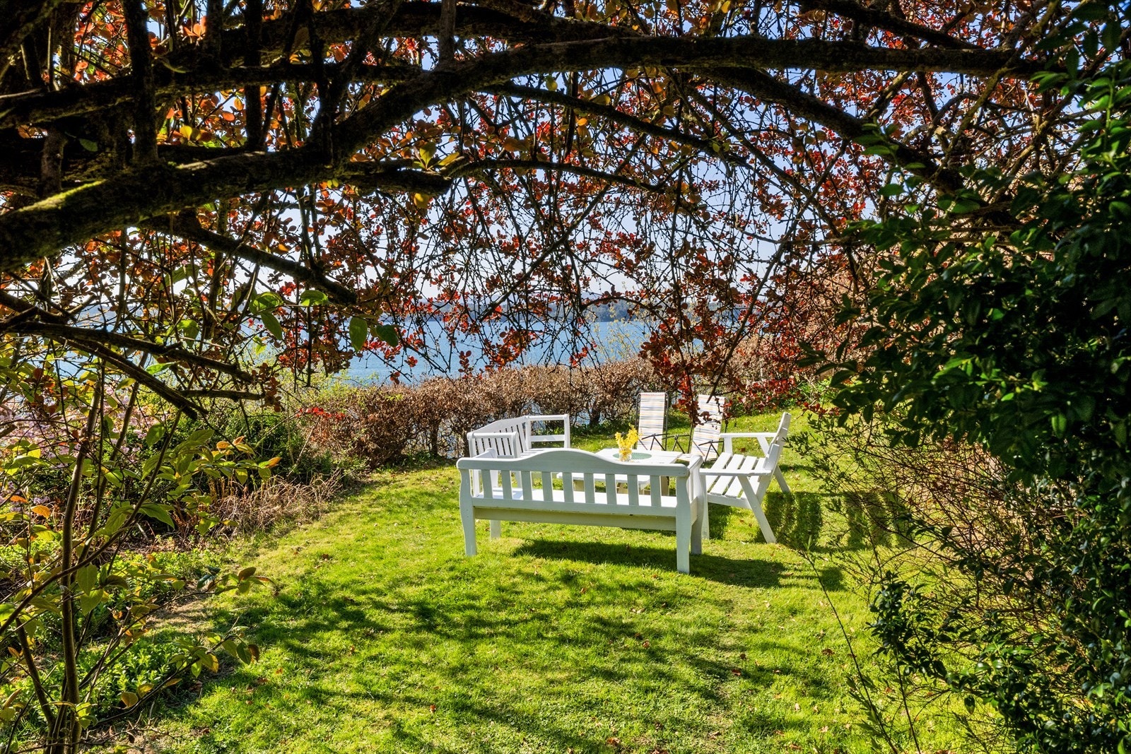 Blomstrende hageidyll med plass til grilling, gode samtaler og lange sommerdager i vakre omgivelser. Galleribilde
