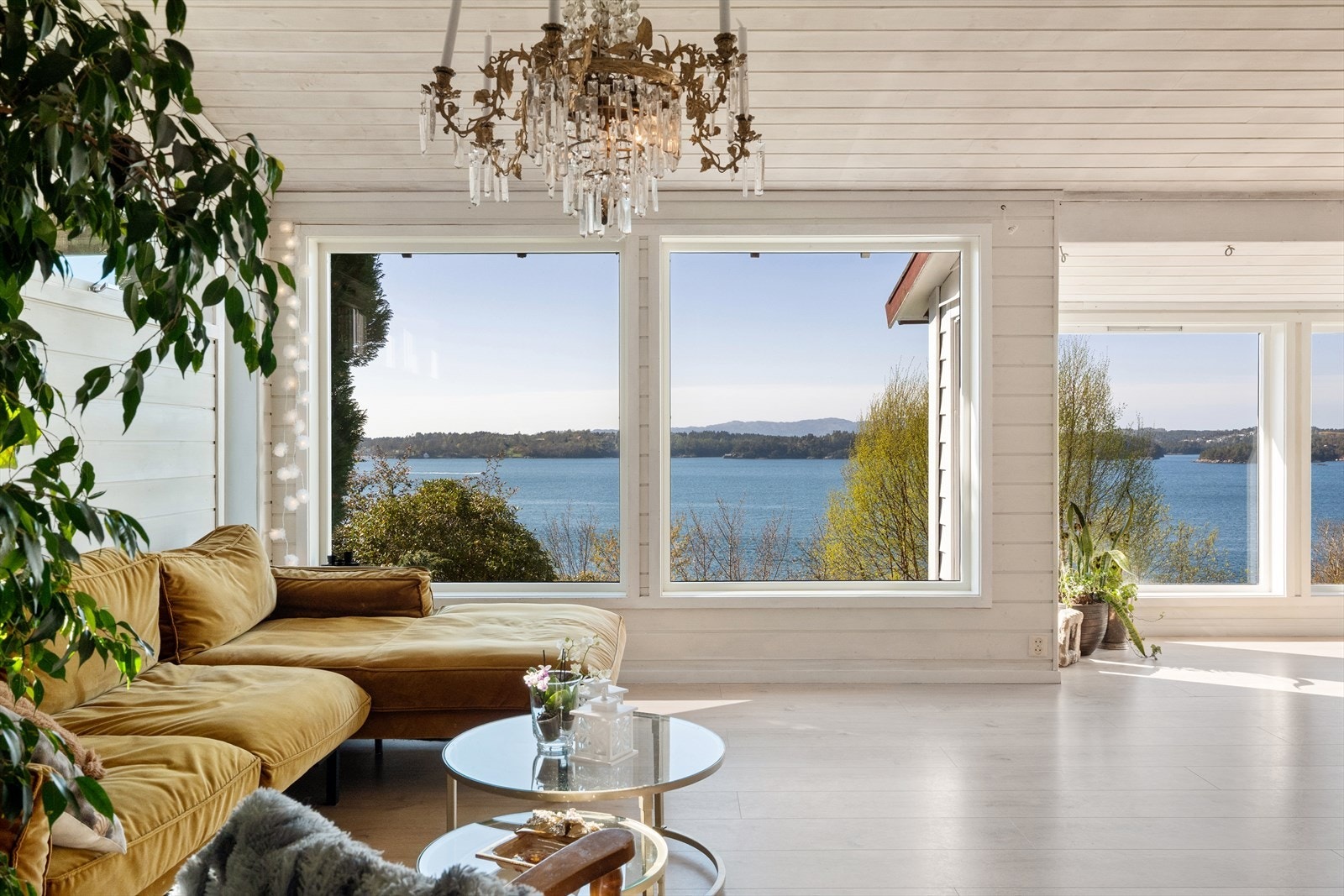 Store vinduer sørger for rikelig med naturlig lys, og to av vinduene i stuen ble skiftet i 2020 Galleribilde