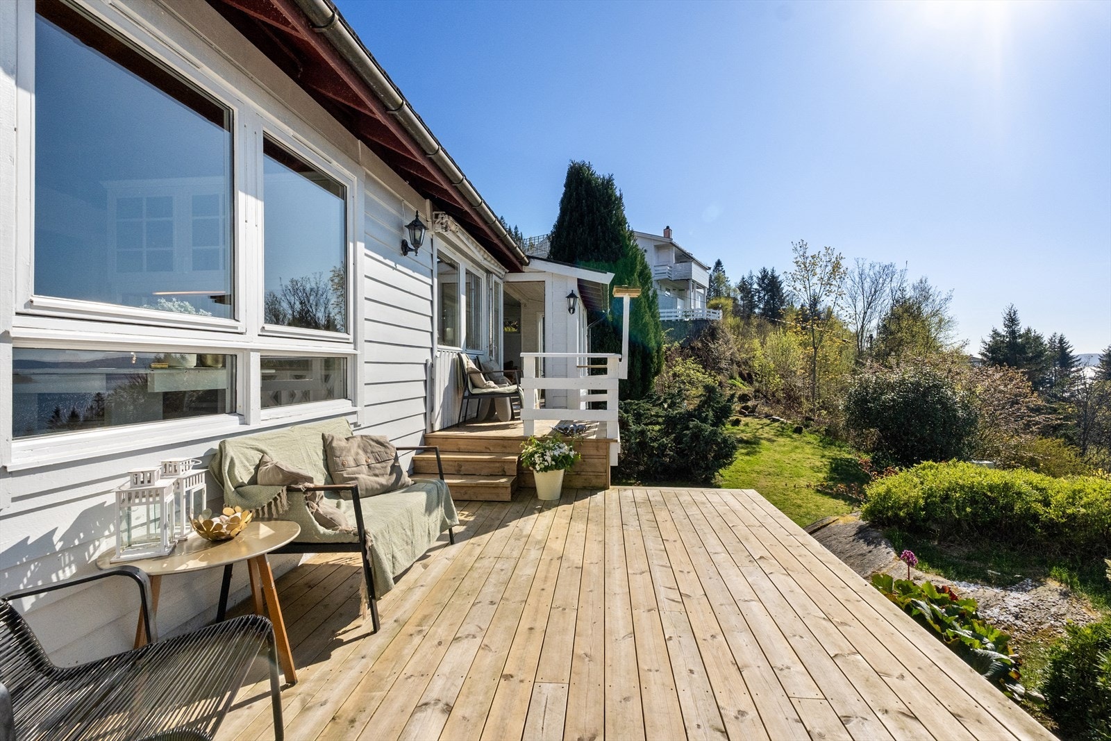 Fra stuen er det utgang til en terrasse på ca. 21 m² med videre adkomst til en stor og usjenert hage Galleribilde