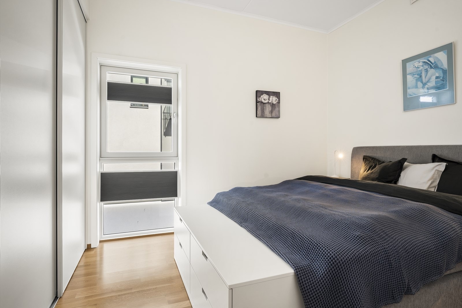 Soverom 1 med stor skyvedørsgarderobe Galleribilde