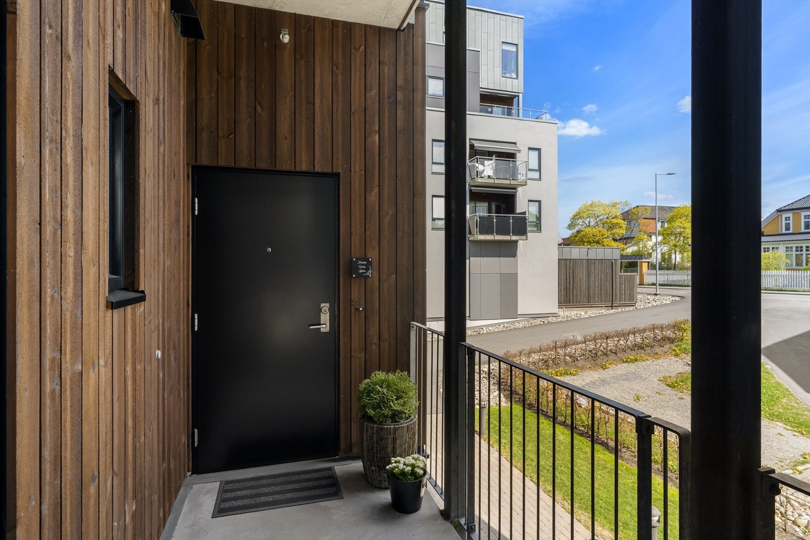 Adkomst fra svalgang med egen, privat inngang Galleribilde