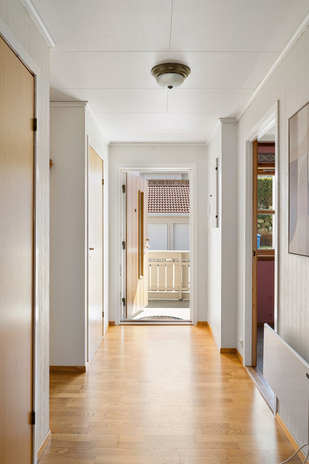 Inngangspartiet er på bakkeplan, noe som gir enkel og trinnfri adkomst til leiligheten. Galleribilde