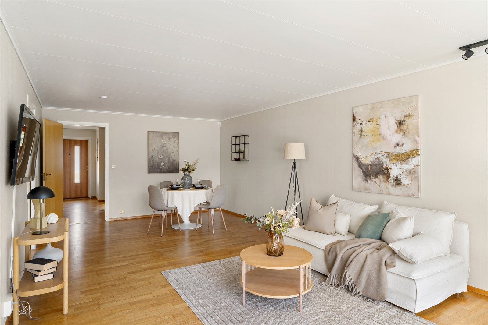 Stuen er romslig og gir god plass til både sofagruppe og spisebord. Spiseplassen er en naturlig del av det åpne stuerommet. Galleribilde
