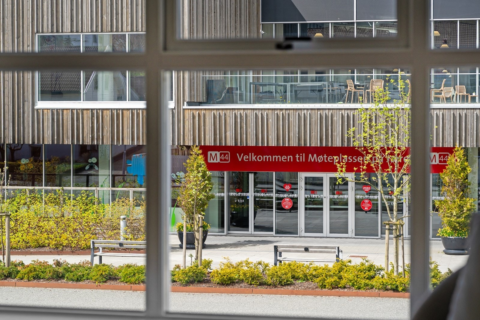 Med M44 kjøpesenter kun ett minutts gange unna, har man shopping og servicetilbud rett utenfor døren. Galleribilde
