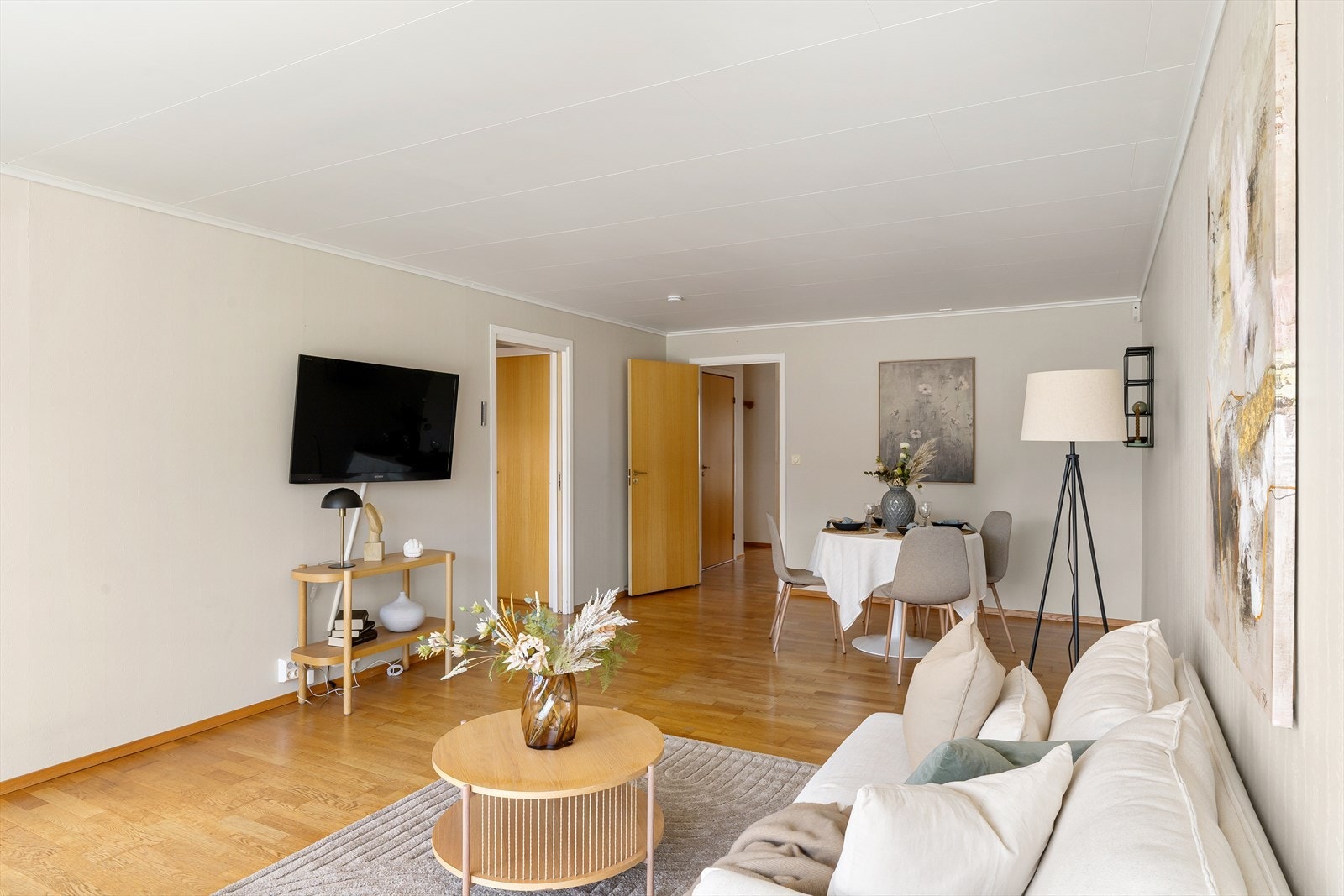 Leiligheten har parkett på gulv og lyse fine farger på vegger. Galleribilde