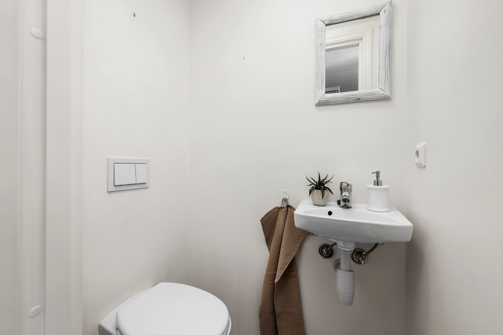 I leilighetens entré har man også tilgang til et separat toalett. Galleribilde