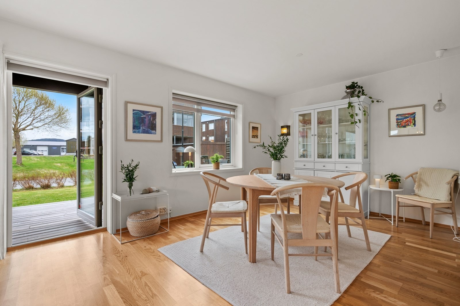 Stuen er på 36,5 m² med flere møbleringsmuligheter og god plass til ønsket møblement som spisebord og sofagruppe. Galleribilde