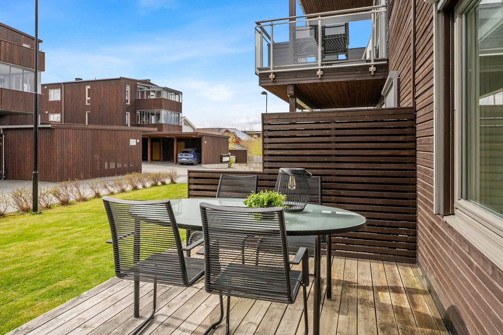 Perfekt for både spisegruppe, grill og et innbydende sofahjørne. Galleribilde