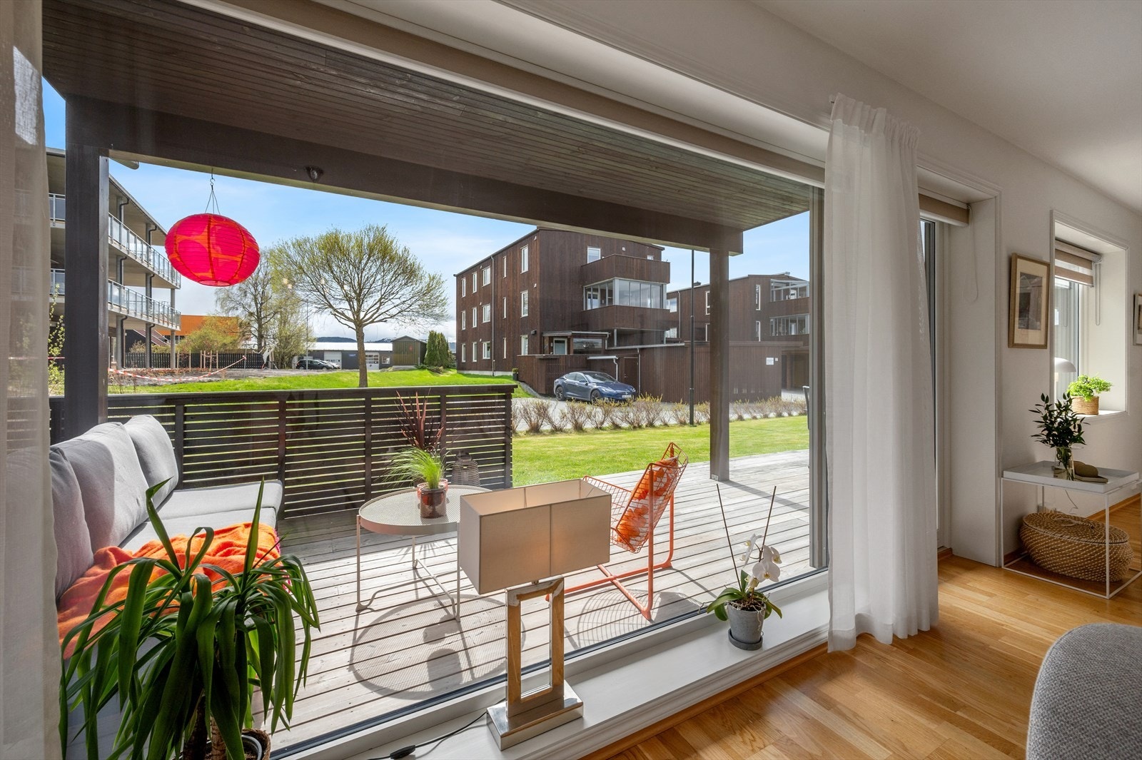Fra stuen har man direkte adgang til leilighetens terrasse. Galleribilde