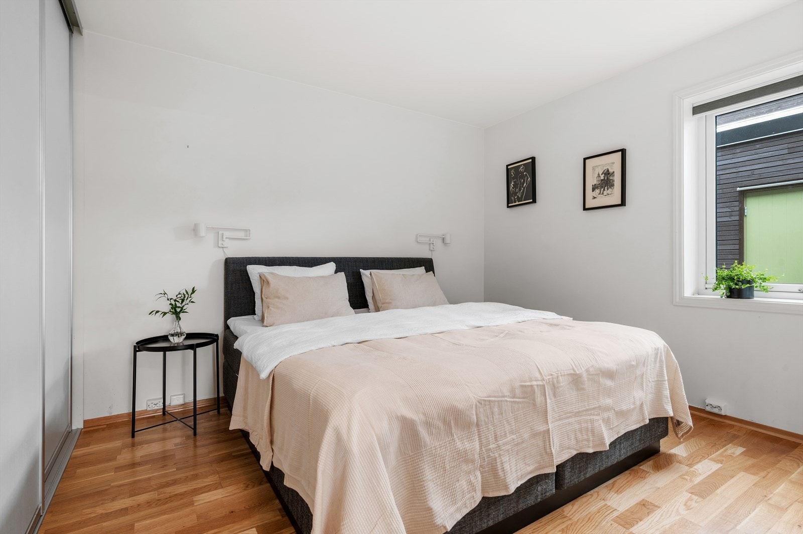 Hovedsoverommet er på hele 12 m² med god plass til ønsket møblement og skyvedørsgarderobe. Galleribilde