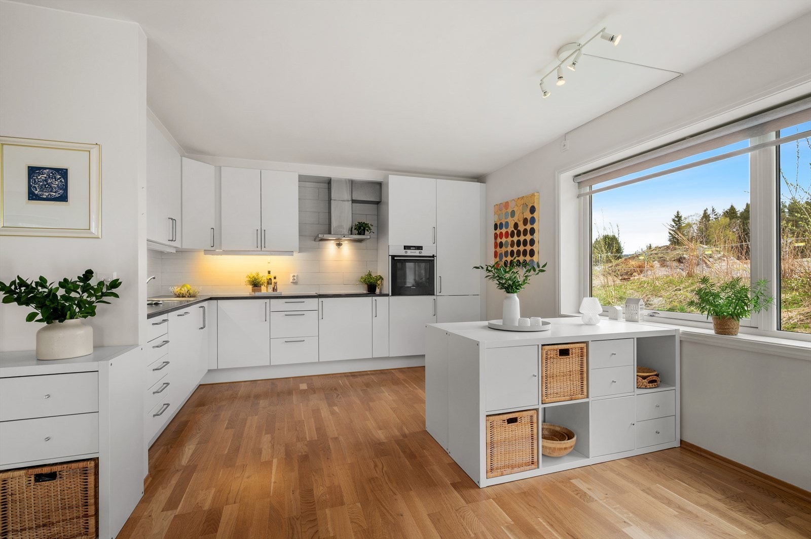 Her får man et moderne og stilrent kjøkken, med rikelig skap-/benkeplass. Galleribilde